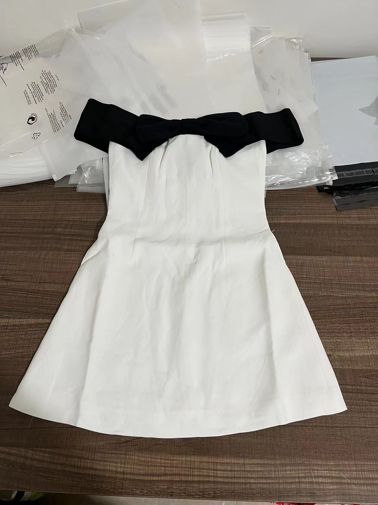 Vestido Corto sin Tirantes con Lazo Negro