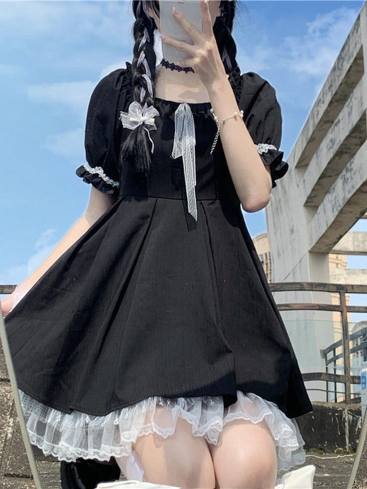 Vestido Negro de Encaje con Mangas Abullonadas