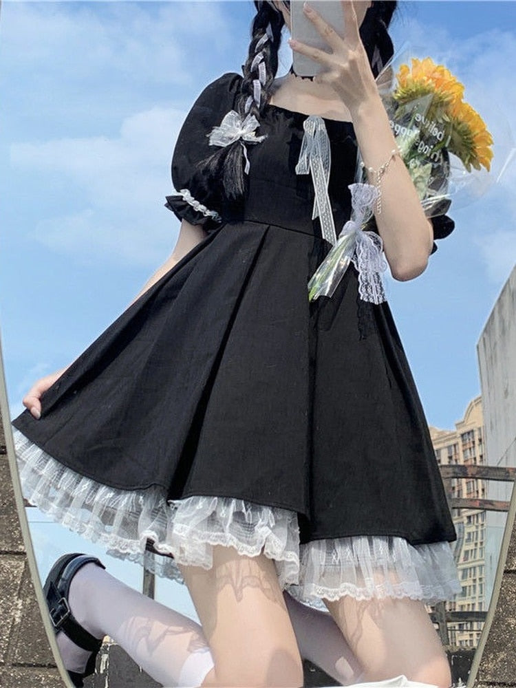 Vestido Negro de Encaje con Mangas Abullonadas